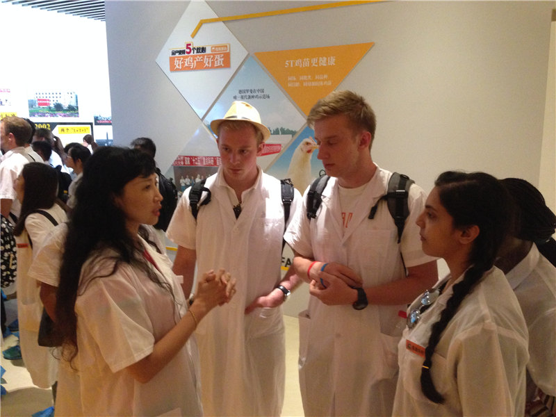 1-Bradford University的交流学生与永利官网孙群老师展开讨论交流.jpg 1-Bradford University的交流学生与永利官网孙群老师展开讨论交流.jpg