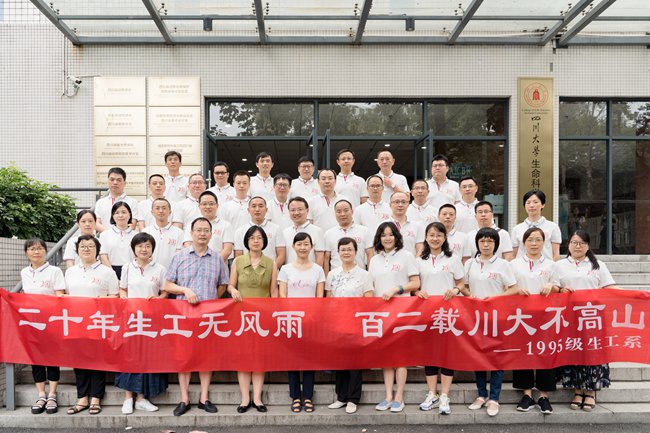 1 校友学院大门口合影.jpg 1 校友学院大门口合影.jpg