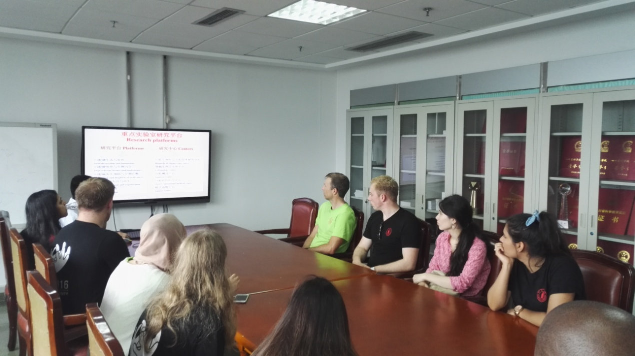 图为交流营学生认真听老师的讲授-2_副本.jpg 图为交流营学生认真听老师的讲授-2_副本.jpg