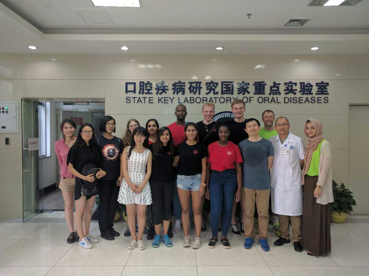 图为全体师生在实验室门口合影.jpg 图为全体师生在实验室门口合影.jpg