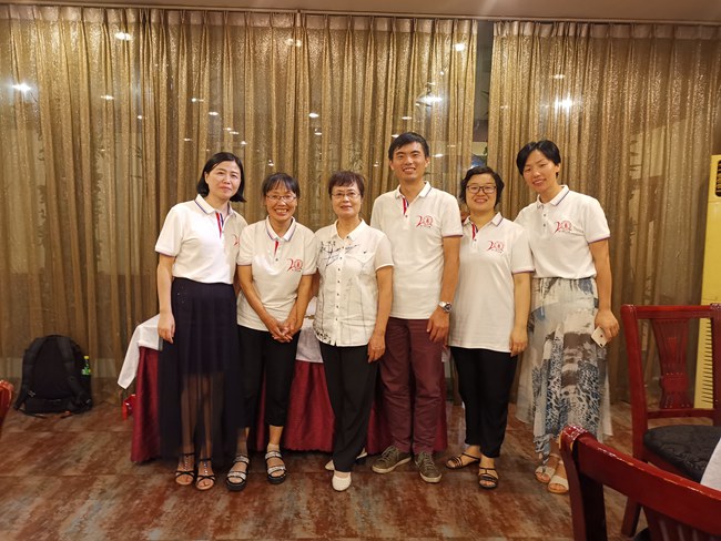 5 孙启玲老师与部分校友合影.jpg 5 孙启玲老师与部分校友合影.jpg