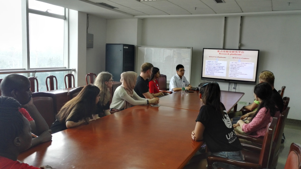 图为交流营学生认真听老师的讲授-1_副本.jpg 图为交流营学生认真听老师的讲授-1_副本.jpg